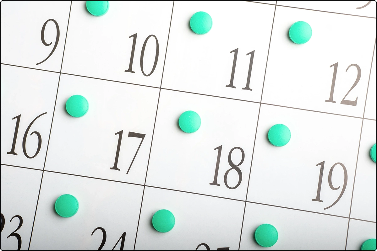 zoomed in center of calendar with green pills on each day regimen
